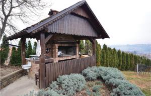 ヤストレバースコにあるSix-Bedroom Holiday Home In Jastrebarskoの庭に暖炉のある小さな建物