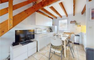 Η κουζίνα ή μικρή κουζίνα στο Beautiful Home In Ronce-Les-Bains