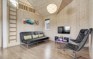 salon z kanapą, telewizorem i krzesłami w obiekcie Gorgeous Home In Idestrup With Kitchen w mieście Bøtø By