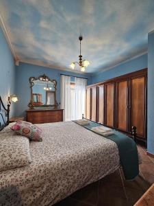 Postel nebo postele na pokoji v ubytování La casa rossa nel Monferrato a Moncucco Torinese