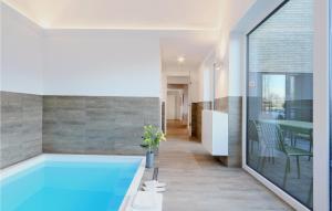 Бассейн в Awesome Home In Lembruchdümmer See или поблизости +49 фотографий