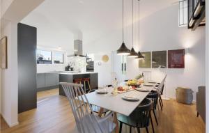 Кухня или мини-кухня в Awesome Home In Lembruchdümmer See
