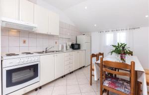 Kuchyň nebo kuchyňský kout v ubytování Nice Apartment In Crikvenica With Wifi