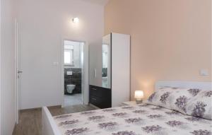Postel nebo postele na pokoji v ubytování Four-Bedroom Holiday Home In Vodnjan