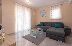 Posezení v ubytování Four-Bedroom Holiday Home In Vodnjan