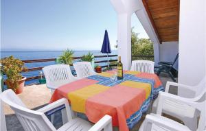 un tavolo e delle sedie con una bottiglia di vino su un balcone di Holiday Home Blaca Bb Ii a Prigradica