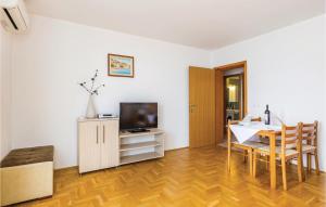 TV a/nebo společenská místnost v ubytování Cozy Apartment In Moscenicka Draga