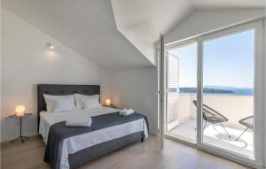 Katil atau katil-katil dalam bilik di 5 Bedroom Cozy Home In Prizba