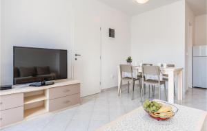 TV a/nebo společenská místnost v ubytování Apartment Grebastica Lxxxviii