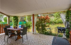 Zahrada ubytování 3 Bedroom Beautiful Home In Krnica