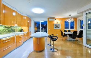 Kuchyň nebo kuchyňský kout v ubytování Cozy Home In Varazdinske Toplice