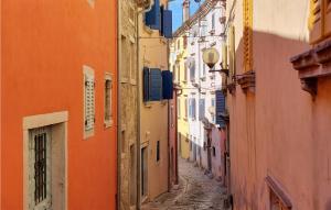 an alley in an alley way between buildings at 2 Bedroom Awesome Home In Labin in Labin