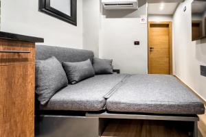 Ruang duduk di The 1BDR Slate Space w Jacuzzi 5min to CAI Airport
