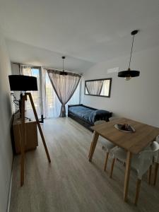 ein Wohnzimmer mit Tisch und Bett in der Unterkunft Amaneceres patagónico in Puerto Madryn