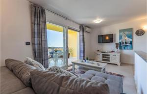 Televizors / izklaižu centrs naktsmītnē Stunning Apartment In Liznjan With Wifi