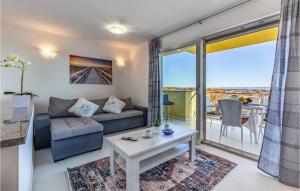 Atpūtas zona naktsmītnē Stunning Apartment In Liznjan With Wifi