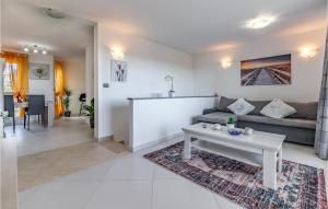 Atpūtas zona naktsmītnē Stunning Apartment In Liznjan With Wifi
