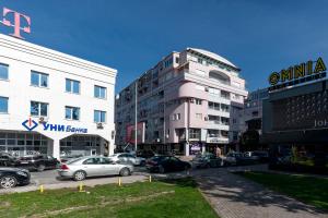 un parking avec des voitures garées devant les bâtiments dans l'établissement Petar Apartment-City Center, Ohrid, à Ohrid