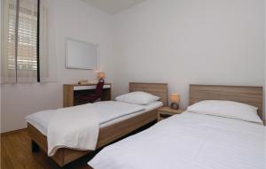 Łóżko lub łóżka w pokoju w obiekcie Holiday Home Vrsi I