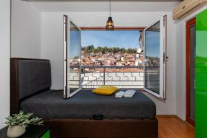 une chambre avec un lit et une grande fenêtre dans l'établissement Petar Apartment-City Center, Ohrid, à Ohrid