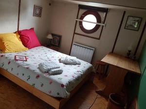 a bedroom with a bed with towels on it at Péniche sur la Seine in Conflans-Sainte-Honorine