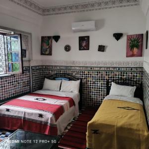 Postel nebo postele na pokoji v ubytování Riad amal