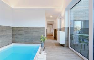 ein Swimmingpool mitten in einem Haus in der Unterkunft Stunning Home In Lembruchdümmer See in Lembruch