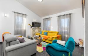 un salon avec un canapé et des chaises dans l'établissement 3 Bedroom Beautiful Home In Sosici, à Sošići