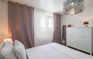Posteľ alebo postele v izbe v ubytovaní Cozy Home In Hrvace With Jacuzzi
