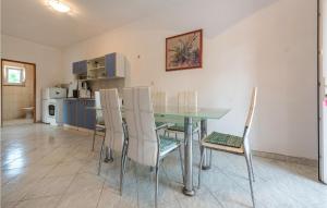 Kuchyň nebo kuchyňský kout v ubytování Two-Bedroom Apartment In Vir