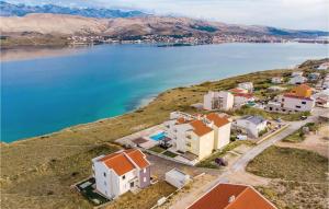 widok z góry na miasto obok zbiornika wodnego w obiekcie 2 Bedroom Beautiful Apartment In Pag w mieście Pag