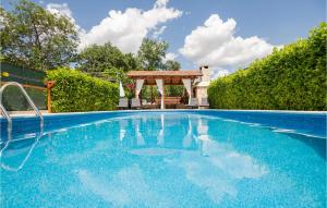 Una piscina con un cenador en un patio. en Two-Bedroom Holiday Home In Imotski, en Imotski