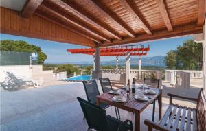 Bazén v ubytování Three-Bedroom Holiday Home With Sea View In Praznica nebo v jeho okolí + 40 fotografií