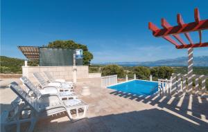 Bazén v ubytování Three-Bedroom Holiday Home With Sea View In Praznica nebo v jeho okolí