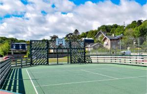 Tenis alebo squash v ubytovaní 2 Bedroom Nice Apartment In Houdetot alebo jeho okolí
