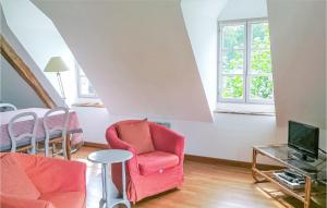 Televízia a/alebo spoločenská miestnosť v ubytovaní 2 Bedroom Nice Apartment In Houdetot
