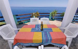 un tavolo con una bottiglia di vino sul balcone di Holiday Home Blaca Bb Ii a Prigradica