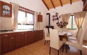 Kuchyň nebo kuchyňský kout v ubytování One-Bedroom Holiday Home In Smokvica