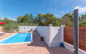 Bazén v ubytování One-Bedroom Holiday Home In Bilice nebo v jeho okolí