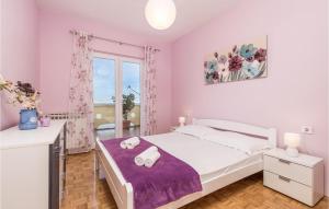 Postel nebo postele na pokoji v ubytování 3 Bedroom Stunning Apartment In Kustici