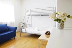 un soggiorno con letto a castello e tavolo con fiori di Rio Central M3 Sondrio e Stazione Centrale a Milano