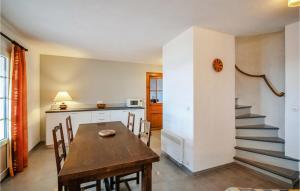 Una cocina y un comedor con una mesa y una escalera. en Domaine De La Bastide D'a, en Agay - Saint Raphael