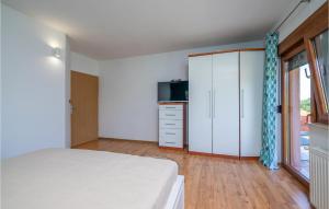 En eller flere senge i et værelse på 3 Bedroom Awesome Home In Liznjan