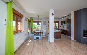 Køkken eller tekøkken på 3 Bedroom Awesome Home In Liznjan