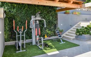 Posilňovňa alebo fitness centrum v ubytovaní Nice Home In Postira With Wifi