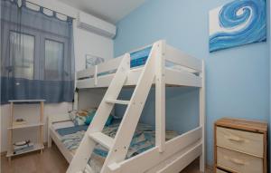 Postel nebo postele na pokoji v ubytování Three-Bedroom Apartment In Podaca