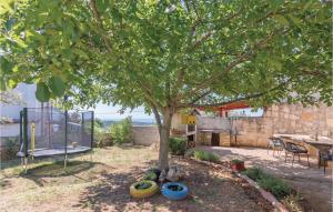 Κήπος έξω από το Two-Bedroom Apartment In Peruski