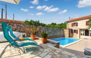 eine Terrasse mit einem Stuhl und einem Pool in der Unterkunft Villa Ala in Garica