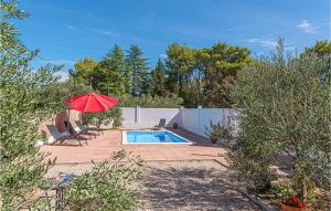Bazén v ubytování One-Bedroom Holiday Home In Bilice nebo v jeho okolí