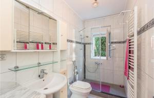 Koupelna v ubytování Three-Bedroom Apartment In Podaca